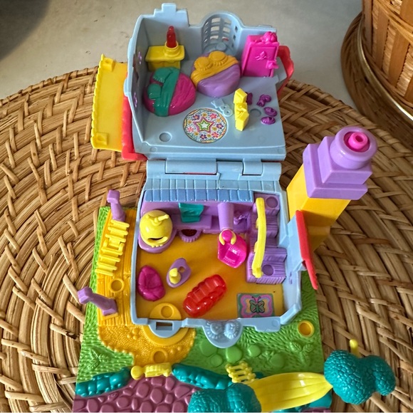 Vintage Polly Pocket Kitty House Play Set With Dolls Figures Complete - Picture 6 of 6